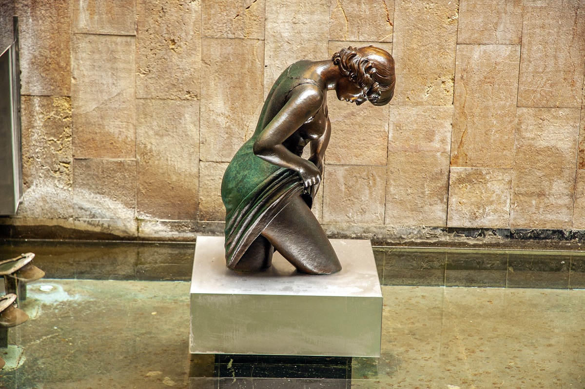 Escultura ‘Muchacha en el lago’ de Antonio Ballester